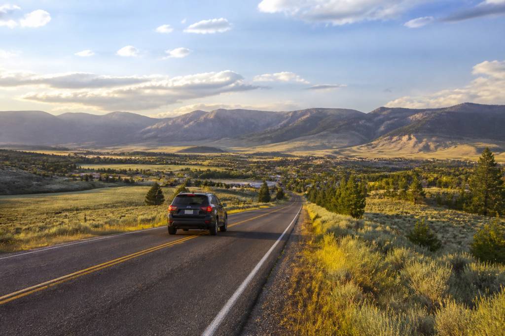 Yellowstone’s East Entrance: Best Scenic Stops, Gateway Towns, and Sustainable Travel Tips